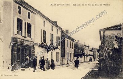 Carte postale ancienne Extrémité de la Rue du Pont-de-l'Arceau — Lezay (Deux-Sèvres)