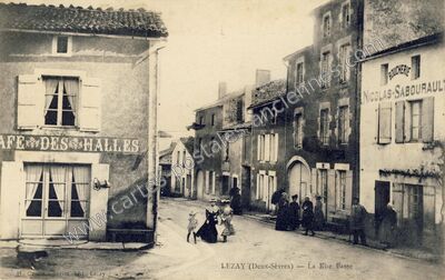 Carte postale ancienne Café des Halles — Lezay (Deux-Sèvres)