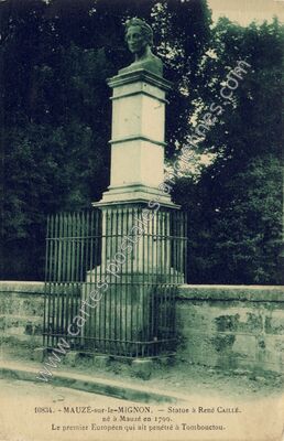 Carte postale ancienne Statue à René CAILLÉ. né à Mauzé en 1799. Le premier Européen qui ait pénétré à Tombouctou — Mauzé-sur-le-Mignon (Deux-Sèvres)