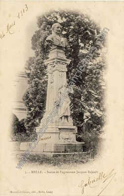 Carte postale ancienne Statue de l'agronome Jacques Bujault — Melle (Deux-Sèvres)