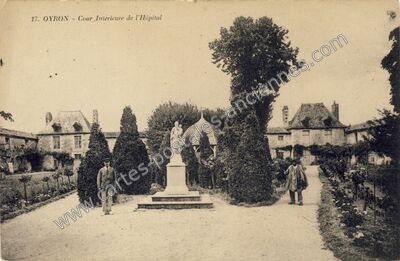 Carte postale ancienne Cour Intérieure de l'Hôpital — Oiron (Deux-Sèvres)