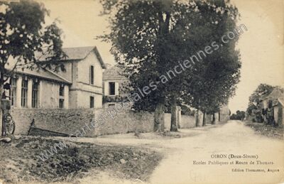 Carte postale ancienne Ecoles Publiques et Route de Thouars — Oiron (Deux-Sèvres)