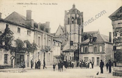 Carte postale ancienne La Place des Halles — Oiron (Deux-Sèvres)