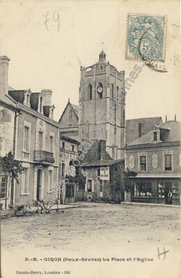 Carte postale ancienne La Place et l'Eglise — Oiron (Deux-Sèvres)