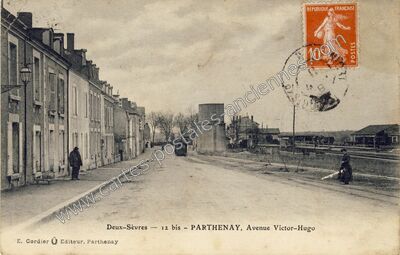 Carte postale ancienne Avenue Victor-Hugo — Parthenay (Deux-Sèvres)