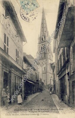 Carte postale ancienne Grande-Rue et Eglise St-Laurent — Parthenay (Deux-Sèvres)