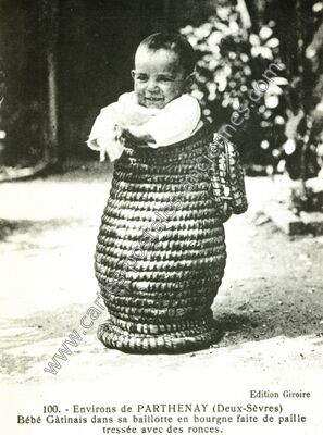 Carte postale ancienne Bébé Gâtinais dans sa baillotte en bourgne faite de paille tressée avec des ronces — Parthenay (Deux-Sèvres)