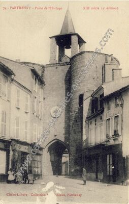 Carte postale ancienne Porte de l'Horloge — Parthenay (Deux-Sèvres)
