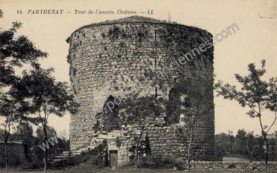 Carte postale ancienne Tour de l'ancien Château — Parthenay (Deux-Sèvres)