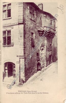 Carte postale ancienne L'ancienne auberge des Trois-Rois dans la rue du Château — Thouars (Deux-Sèvres)