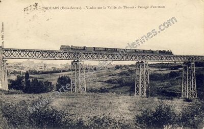 Carte postale ancienne Viaduc sur la Vallée du Thouet - Passage d'un train — Thouars (Deux-Sèvres)