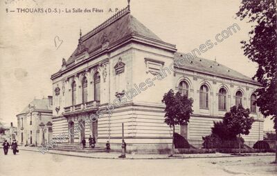 Carte postale ancienne La Salle des Fêtes — Thouars (Deux-Sèvres)
