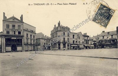 Carte postale ancienne Place Saint-Médard — Thouars (Deux-Sèvres)
