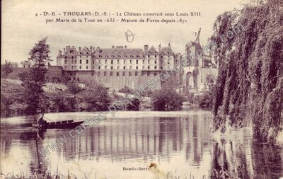 Carte postale ancienne Le Château construit sous Louis XIII, par Marie de la Tour en 1635 — Thouars (Deux-Sèvres)