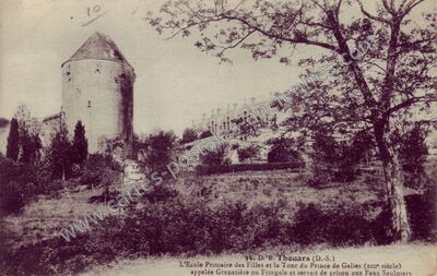 Carte postale ancienne L'Ecole Primaire des Filles et la Tour du Prince de Galles — Thouars (Deux-Sèvres)