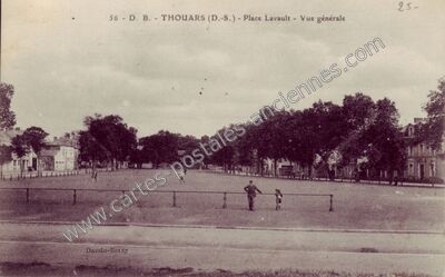 Carte postale ancienne Place Lavault - Vue générale — Thouars (Deux-Sèvres)