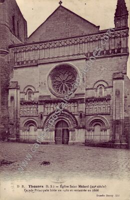 Carte postale ancienne Église Saint Médard (XIIe siècle) Façade Principale bâtie en 1480 et restaurée en 1866 — Thouars (Deux-Sèvres)