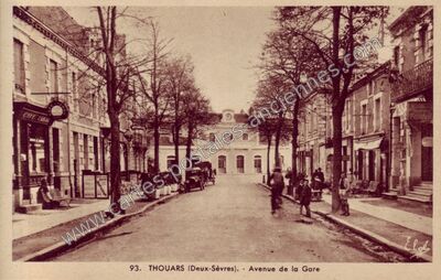 Carte postale ancienne Avenue de la Gare — Thouars (Deux-Sèvres)