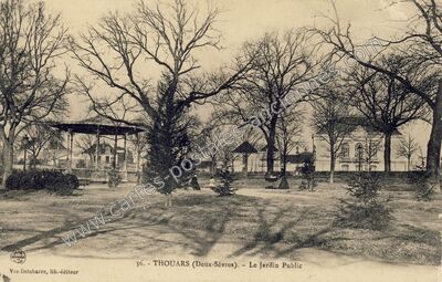 Carte postale ancienne Le Jardin Public — Thouars (Deux-Sèvres)