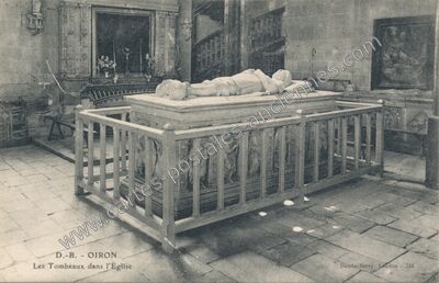Carte postale ancienne Les Tombeaux dans l'Église — Oiron (Deux-Sèvres)