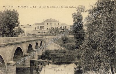 Carte postale ancienne Le Pont de Vrines et le Groupe Scolaire — Thouars (Deux-Sèvres)