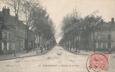 Carte postale ancienne Avenue de la Gare — Parthenay (Deux-Sèvres)