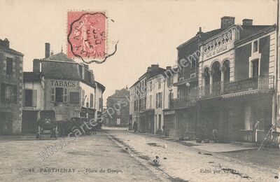Carte postale ancienne Place du Donjon — Parthenay (Deux-Sèvres)