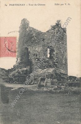 Carte postale ancienne Tour du Château — Parthenay (Deux-Sèvres)