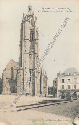 Carte postale ancienne Cathédrale et Place de la Cathédrale — Bressuire (Deux-Sèvres)