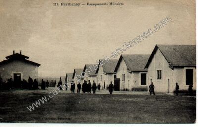 Carte postale ancienne Baraquements Militaires — Parthenay (Deux-Sèvres)