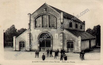 Carte postale ancienne Halle aux Grains — Sauzé-Vaussais (Deux-Sèvres)