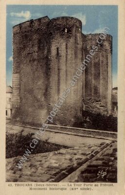 Carte postale ancienne La Tour Porte au Prévost. Monument historique (xive siècle) — Thouars (Deux-Sèvres)
