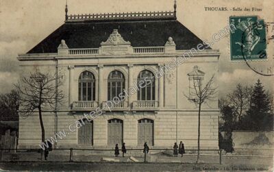 Carte postale ancienne Salle des Fêtes — Thouars (Deux-Sèvres)