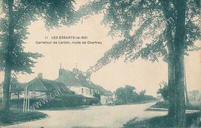 Carte postale ancienne Carrefour de Lartoir, route de Chartres — Les Essarts-le-Roi (Yvelines)