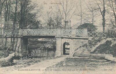 Carte postale ancienne Parc du Château, vieux Pont sur les Anciens Douves — Maisons-Laffitte (Yvelines)