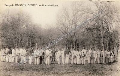 Carte postale ancienne Camp — Une répétition — Maisons-Laffitte (Yvelines)