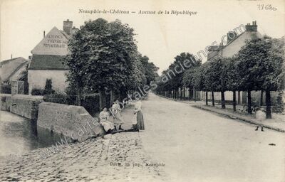 Carte postale ancienne Avenue de la République — Neauphle-le-Château (Yvelines)