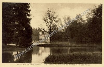 Carte postale ancienne Le Château vu entre l'Île des Roches et l'Île des Poules — Rambouillet (Yvelines)