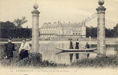 Carte postale ancienne Le Château pris de l'Ile du Potager — Rambouillet (Yvelines)