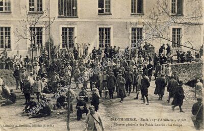 Carte postale ancienne Ecole - 13° d'Artillerie - 2° Cie / Réserve générale des Poids Lourds - La Soupe — Sainte-Mesme (Yvelines)