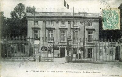 Carte postale ancienne Le Petit Trianon - Entrée principale - La Cour d'honneur — Versailles (Yvelines)