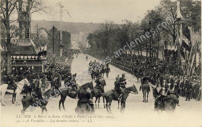 Carte postale ancienne Le Roi et la Reine d'Italie à Paris. Les derniers ordres — Versailles (Yvelines)