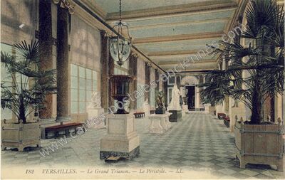 Carte postale ancienne Le Grand Trianon. — Le Péristyle — Versailles (Yvelines)