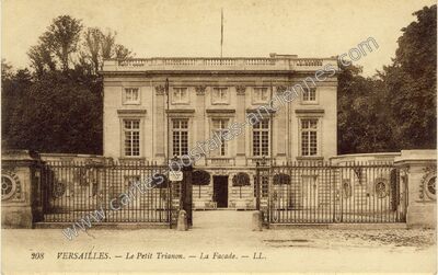 Carte postale ancienne Le Petit Trianon. — La Facade — Versailles (Yvelines)