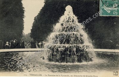 Carte postale ancienne La Fontaine de la Pyramide, un Dimanche de Grandes Eaux — Versailles (Yvelines)