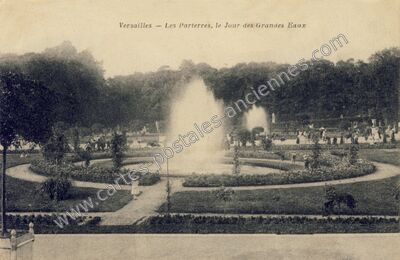 Carte postale ancienne Les Parterres, le Jour des Grandes Eaux — Versailles (Yvelines)