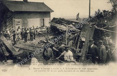 Carte postale ancienne La locomotive du train tamponneur, renversée sur la voie — Villepreux (Yvelines)