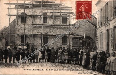 Carte postale ancienne La sortie de l'Ecole — Villepreux (Yvelines)