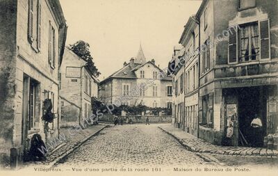 Carte postale ancienne Vue d'une partie de la route 161. — Maison du Bureau de Poste — Villepreux (Yvelines)
