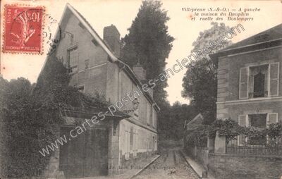 Carte postale ancienne A gauche la maison du Dauphin et ruelle des Boulangers — Villepreux (Yvelines)